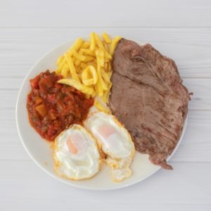 Bistec de Angus con Huevo y Patatas
