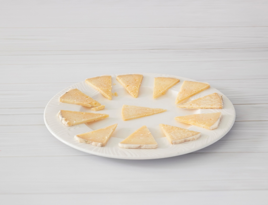 Queso Curado de Cueva con Almendras
